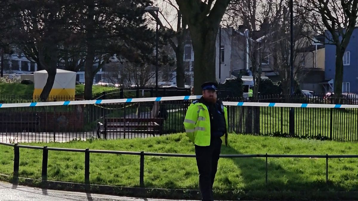 Dva maskovaní pachatelé v Británii ubodali 16letého mladíka